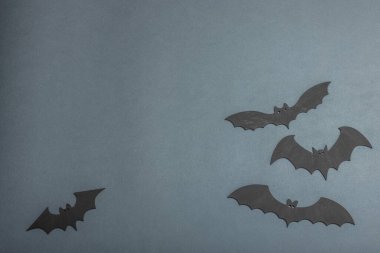 Komik cadılar bayramı geçmişi. Şirin siyah yarasalar. Geleneksel bayram sembolü, düz yatak, klasik sonbahar tarzı, üst görünüm