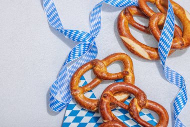 Geleneksel Oktoberfest Krakerleri. Alman festivali yemek konsepti. Modaya uygun sert ışık, karanlık gölge, aydınlık taş arkaplan, üst görünüm