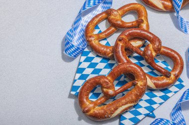 Geleneksel Oktoberfest Krakerleri. Alman festivali yemek konsepti. Modaya uygun sert ışık, karanlık gölge, aydınlık taş zemin, kopyalama alanı