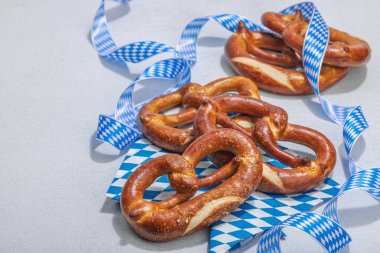 Geleneksel Oktoberfest Krakerleri. Alman festivali yemek konsepti. Modaya uygun sert ışık, karanlık gölge, aydınlık taş zemin, kopyalama alanı
