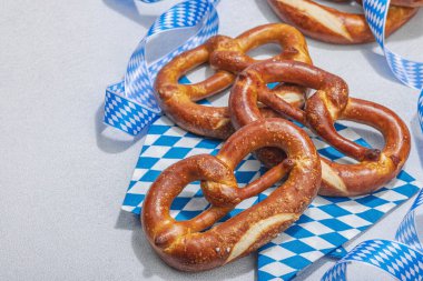 Geleneksel Oktoberfest Krakerleri. Alman festivali yemek konsepti. Modaya uygun sert ışık, karanlık gölge, aydınlık taş zemin, kopyalama alanı