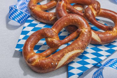 Geleneksel Oktoberfest Krakerleri. Alman festivali yemek konsepti. Modaya uygun sert ışık, karanlık gölge, aydınlık taş beton zemin, kapat