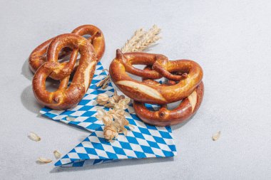 Geleneksel Oktoberfest Krakerleri. Alman festivali yemek konsepti. Modaya uygun sert ışık, karanlık gölge, aydınlık taş zemin, kopyalama alanı