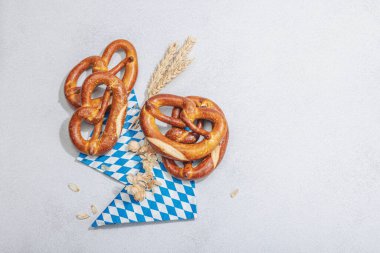 Geleneksel Oktoberfest Krakerleri. Alman festivali yemek konsepti. Modaya uygun sert ışık, karanlık gölge, aydınlık taş arkaplan, üst görünüm