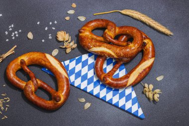 Geleneksel Oktoberfest Krakerleri. Alman festivali yemek konsepti. Modaya uygun sert ışık, koyu gölge, koyu taş beton zemin, üst manzara