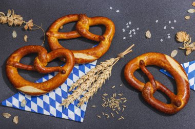 Geleneksel Oktoberfest Krakerleri. Alman festivali yemek konsepti. Modaya uygun sert ışık, koyu gölge, koyu taş beton zemin, üst manzara