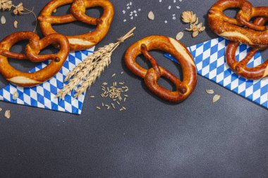Geleneksel Oktoberfest Krakerleri. Alman festivali yemek konsepti. Modaya uygun sert ışık, koyu gölge, koyu taş beton zemin, üst manzara