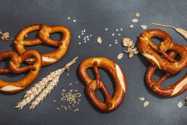 Geleneksel Oktoberfest Krakerleri. Alman festivali yemek konsepti. Modaya uygun sert ışık, koyu gölge, koyu taş beton zemin, üst manzara