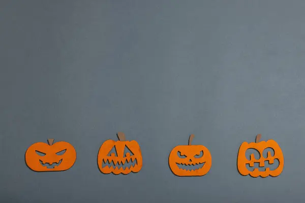 Vicces Halloween Háttér Hagyományos Színes Őszi Tök Különböző Arcokkal Ünnepi — Stock Fotó