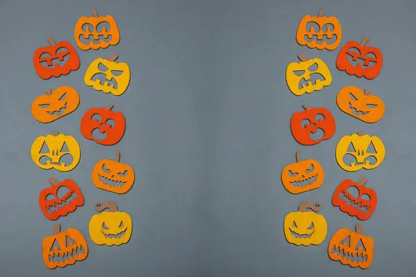 Vicces Halloween Háttér Hagyományos Színes Őszi Tök Különböző Arcokkal Ünnepi — Stock Fotó
