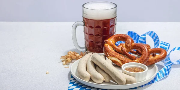 Conjunto Tradicional Oktoberfest Pretzels Cerveja Weisswurst Com Mostarda Conceito Comida — Fotografia de Stock