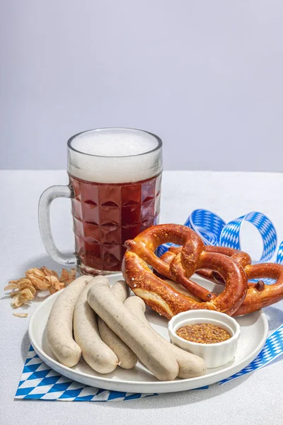 Conjunto Oktoberfest Tradicional Pretzels Cerveza Salchichas Con Mostaza Concepto Comida — Foto de Stock
