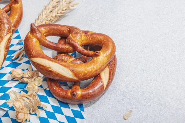 Geleneksel Oktoberfest Krakerleri. Alman festivali yemek konsepti. Modaya uygun sert ışık, karanlık gölge, aydınlık taş zemin, kopyalama alanı
