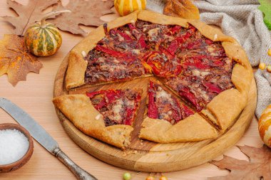 Sonbahar sebze galeti, kabak, dolmalık biber ve peynir. Sonbahar pişirmesi, ev yapımı yemek tarifi. Ahşap zemin, düz zemin, yakın plan