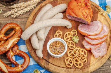 Geleneksel Ekim Festivali seti. Simitler, bira, sosis ve hardallı Eisbein. Alman festivali yemek konsepti. Moda ahşap arkaplan, üst görünüm