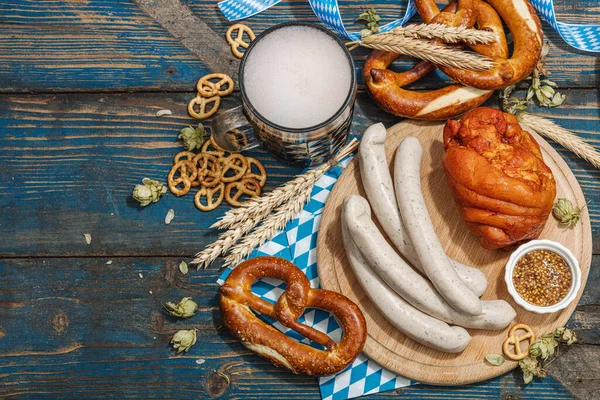 Traditionellt Oktoberfestset Pretzels Viisswurst Och Eisbein Med Senap Tyskt Koncept — Stockfoto