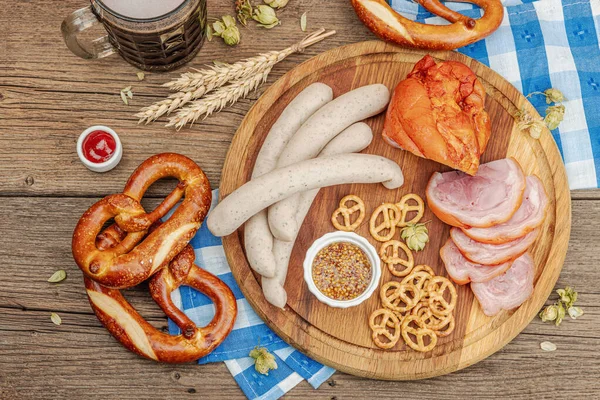 Hagyományos Oktoberfest Szett Perec Sör Weisswurst Eisbein Mustárral Német Fesztivál — Stock Fotó