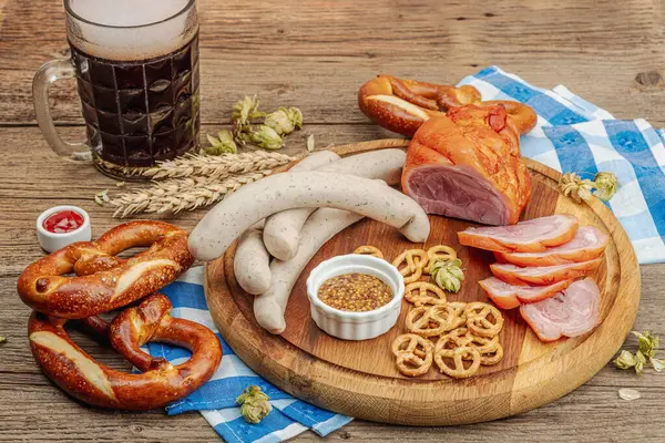 Conjunto Tradicional Oktoberfest Pretzels Cerveja Weisswurst Eisbein Com Mostarda Conceito — Fotografia de Stock