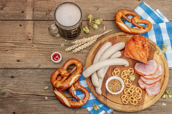 Traditionelles Oktoberfest Set Brezeln Bier Weißwurst Und Eisbein Mit Senf — Stockfoto
