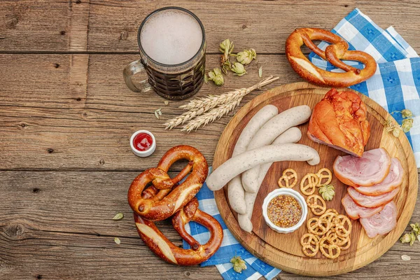 Traditionele Oktoberfest Set Pretzels Bier Weisswurst Eisbein Met Mosterd Duits — Stockfoto