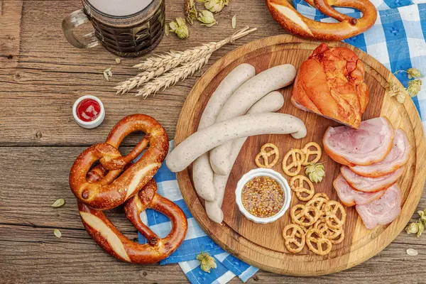 Tradiční Oktoberfest Set Preclíky Pivo Weisswurst Eisbein Hořčicí Německá Koncepce — Stock fotografie
