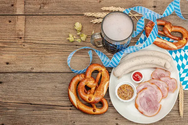 Traditionele Oktoberfest Set Pretzels Bier Weisswurst Eisbein Met Mosterd Duits — Stockfoto