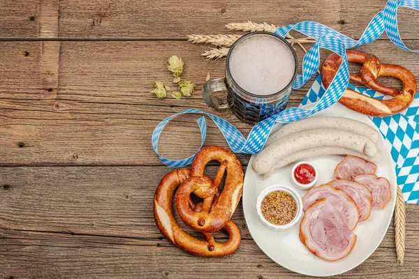 传统的Oktoberfest套装 椒盐饼干 西斯威斯特和茴香芥末 德国节日食品的概念 时尚木制背景 顶视图 — 图库照片