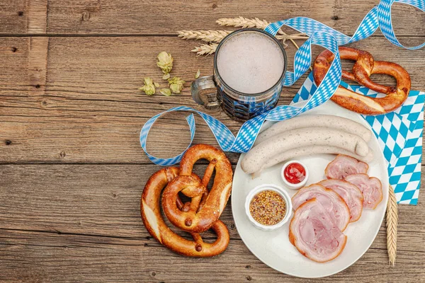Traditionelles Oktoberfest Set Brezeln Bier Weißwurst Und Eisbein Mit Senf — Stockfoto