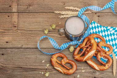Geleneksel Ekim Festivali seti. Simitler ve bira, Alman festivali yemek konsepti. Moda ahşap arkaplan, üst görünüm
