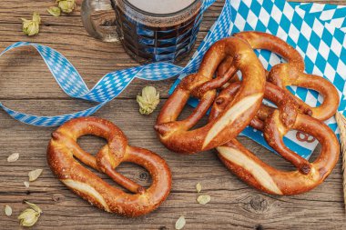 Geleneksel Ekim Festivali seti. Simitler ve bira, Alman festivali yemek konsepti. Moda ahşap arkaplan, üst görünüm