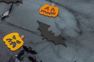 Komik cadılar bayramı geçmişi. Korkunç örümcek ağı, geleneksel sonbahar balkabakları, yarasalar ve örümcekler. Şenlikli düz yatak, klasik sonbahar tarzı, kopyalama alanı