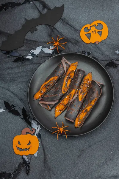 Dolce Dessert Halloween Con Arredamento Tradizionale Frittelle Nere Sottili Con — Foto Stock