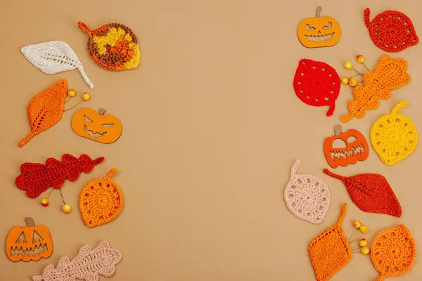 El yapımı sonbahar arkaplanı. Farklı düşme şekilleri, örülmüş yapraklar ve ahşap balkabakları. El işi, hobi konsepti, açık bej arka plan geleneksel dekor, üst görünüm