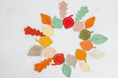 Tığ işi yaprak çelengi. El yapımı, sonbahar hobisi hafif taş zemin, düz zemin, üst manzara