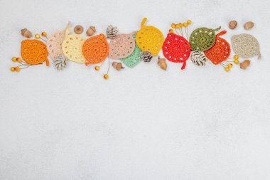 Örgü örmek için bir demet iplik. Tığ işi farklı yapraklar, el yapımı, sonbahar hobisi. Işık taşı arkaplan, üst görünüm üzerine dekorlar ve özel sanatlar araçları