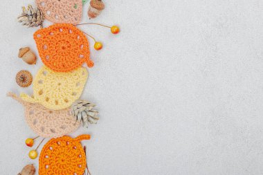 Örgü örmek için bir demet iplik. Tığ işi farklı yapraklar, el yapımı, sonbahar hobisi. Işık taşı arkaplan, üst görünüm üzerine dekorlar ve özel sanatlar araçları