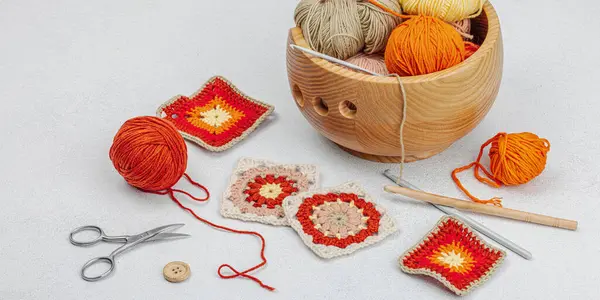 뜨개질을 Crocheted 할머니 사각형 가벼운 콘크리트 형식에 로열티 프리 스톡 사진