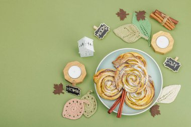 Elma güllü turta ve şeker tozu. Geleneksel sonbahar pişirme, el yapımı sonbahar dekorasyonu, düz döşeme. Savannah yeşil arka plan, iyi ruh hali