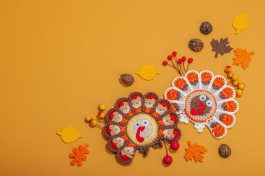 Sonbahar sofrası. Şükran Günü çatal bıçak takımı, geleneksel sonbahar dekorasyonu, düz yatış. Şen şakrak ruh hali, el yapımı hindi ve yapraklar, sert ışık, koyu gölge, üst manzara