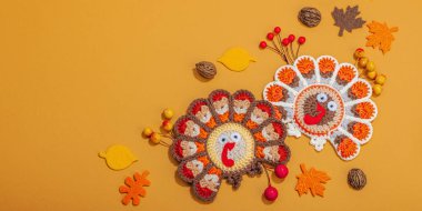 Sonbahar sofrası. Şükran Günü çatal bıçak takımı, geleneksel sonbahar dekorasyonu, düz yatış. Şenlik havası, el yapımı örgü örülmüş hindi ve yapraklar, sert ışık, koyu gölge, afiş biçimi