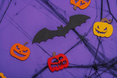 Komik cadılar bayramı geçmişi. Korkunç örümcek ağı, geleneksel sonbahar balkabakları, yarasalar ve örümcekler. Şenlikli düz yatak, klasik sonbahar tarzı, üst görünüm