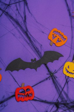 Komik cadılar bayramı geçmişi. Korkunç örümcek ağı, geleneksel sonbahar balkabakları, yarasalar ve örümcekler. Şenlikli düz yatak, klasik sonbahar tarzı, üst görünüm