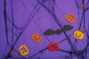 Komik cadılar bayramı geçmişi. Korkunç örümcek ağı, geleneksel sonbahar balkabakları, yarasalar ve örümcekler. Şenlikli düz yatak, klasik sonbahar tarzı, üst görünüm