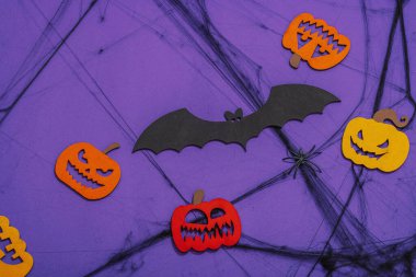 Komik cadılar bayramı geçmişi. Korkunç örümcek ağı, geleneksel sonbahar balkabakları, yarasalar ve örümcekler. Şenlikli düz yatak, klasik sonbahar tarzı, üst görünüm