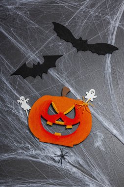 Cadılar Bayramı partisi için geleneksel festival kompozisyonu. Komik mevsimlik aksesuarlar, ev yapımı sonbahar dekorları. Sert ışık, karanlık gölge, siyah taş beton zemin, düz yatış, üst manzara