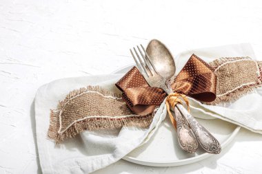 Sonbahar sofrası. Şükran Günü çatal bıçak takımı, geleneksel sonbahar dekorasyonu, düz yatış. Keyifli bir ortam, minimalist tasarım. Sert ışık, koyu gölge, beyaz macun arkaplanı, kopyalama alanı