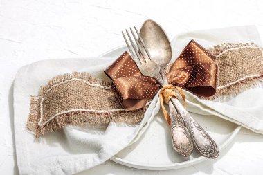 Sonbahar sofrası. Şükran Günü çatal bıçak takımı, geleneksel sonbahar dekorasyonu, düz yatış. Keyifli bir ortam, minimalist tasarım. Sert ışık, koyu gölge, beyaz macun arkaplanı, kopyalama alanı