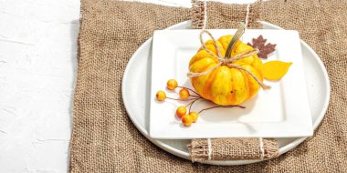 Sonbahar sofrası. Şükran Günü çatal bıçak takımı, geleneksel sonbahar dekorasyonu, düz yatış. Keyifli bir ortam, minimalist tasarım. Sert ışık, koyu gölge, beyaz macun arkaplan, pankart biçimi