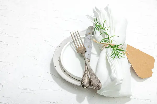 最低限度表设置 精美的餐具 传统的零废品道具 喜庆的心情 空盘子 白色油灰背景 复制空间 图库图片