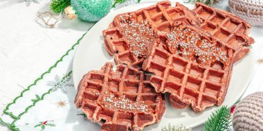 Çikolatalı Noel waffle 'ı. Yeni yıl kutlaması tatlısı, geleneksel düzenleme. Laktozsuz glüten pişirme, modaya uygun sert ışık, koyu gölge. Beyaz arkaplan, düz yatış, pankart biçimi